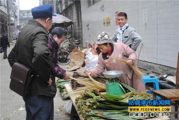 防城人亲手包粽年味浓